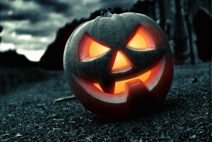 Réflexion – Halloween Toussaint à Hong Kong en 2019