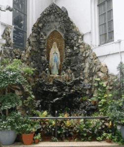 La statue de la Vierge de Lourdes à l'entrée du Cathedral Office, Caine Road